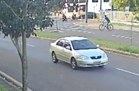 Vídeo mostra moto elétrica provocando acidente que deixou duas pessoas feridas