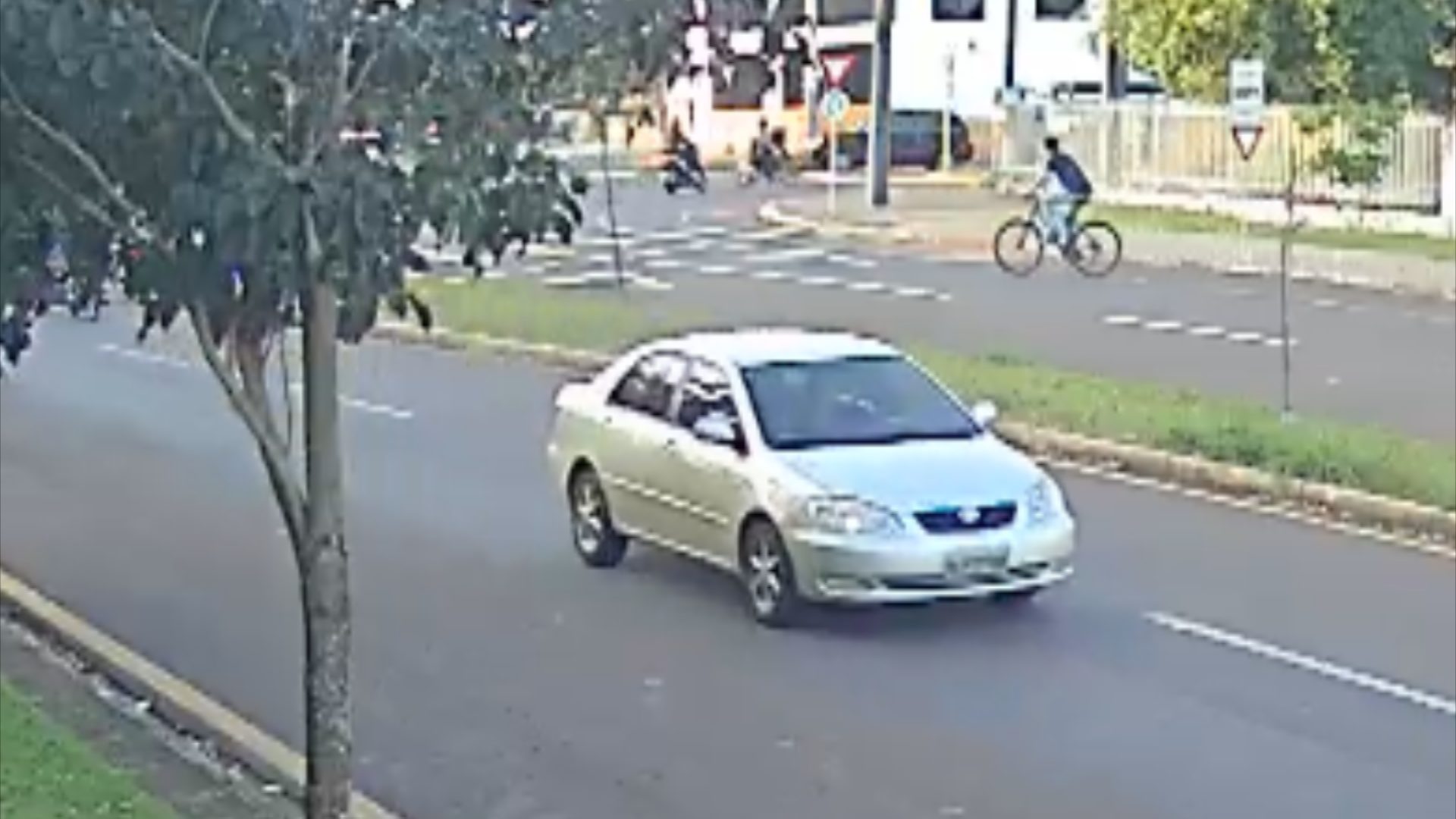 Vídeo mostra moto elétrica provocando acidente que deixou duas pessoas feridas