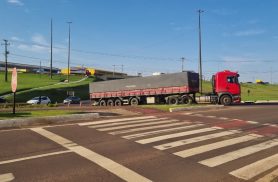 Carreta quebrada interdita alça de acesso no Trevo do Guarujá, em Cascavel