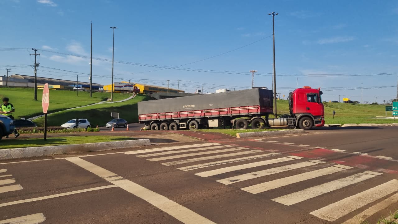 Carreta quebrada interdita alça de acesso no Trevo do Guarujá, em Cascavel
