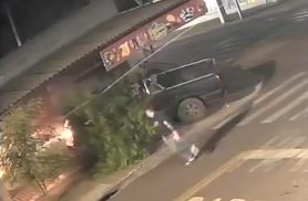Câmera mostra caminhonete batendo contra estabelecimento no bairro Interlagos