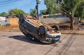 Aircross capota após acidente com Jetta no Bairro São Cristóvão