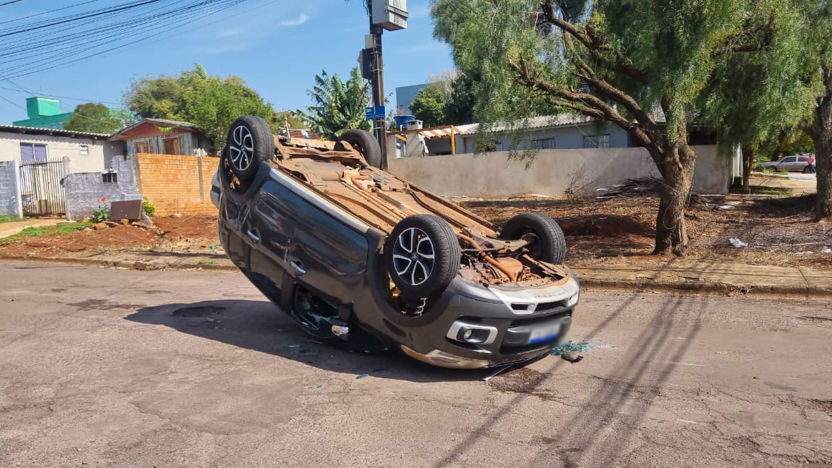 Aircross capota após acidente com Jetta no Bairro São Cristóvão