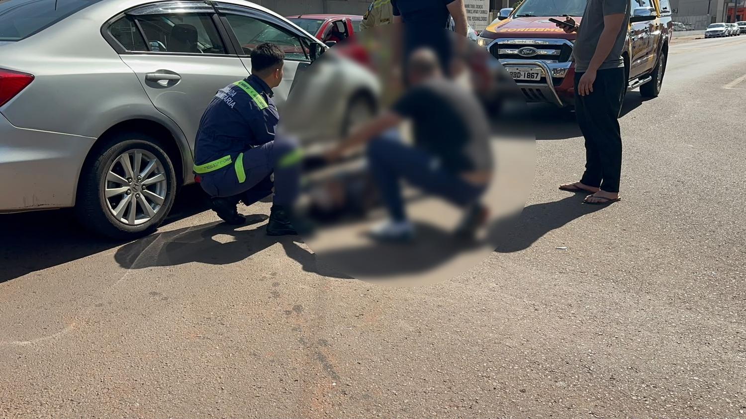Acidente entre Civic e moto deixa motociclista ferido