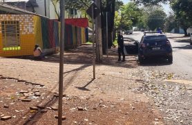 Mãe atrasa para buscar filho na escola, se revolta após direção ligar para o pai e atira paver contra portão