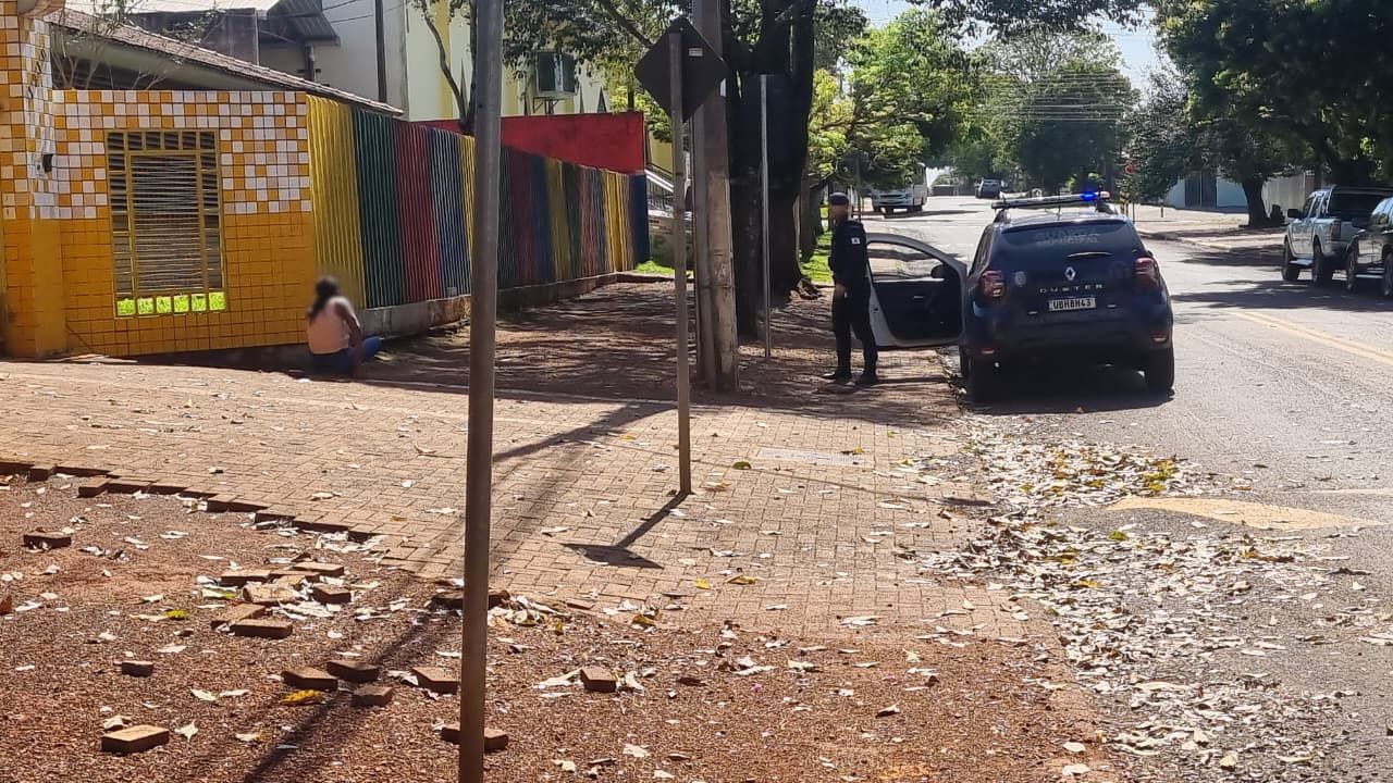 Mãe atrasa para buscar filho na escola, se revolta após direção ligar para o pai e atira paver contra portão