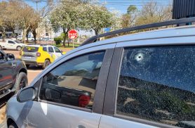 Tiros atingem carros em revenda na Avenida Brasil, em Cascavel