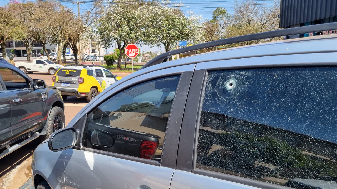Tiros atingem carros em revenda na Avenida Brasil, em Cascavel