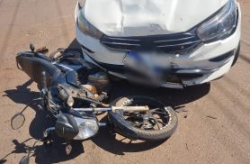 Moto para embaixo de carro em acidente de trânsito no Parque São Paulo
