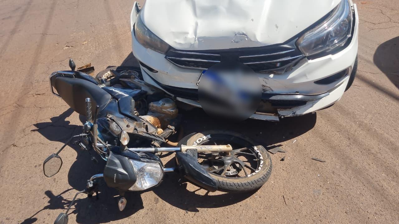 Moto para embaixo de carro em acidente de trânsito no Parque São Paulo