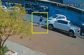 Veja momento em que disparos são efetuados contra veículos em revenda na Avenida Brasil, em Cascavel