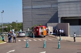 Volvo bate em estrutura de estacionamento e atinge mulher em Shopping