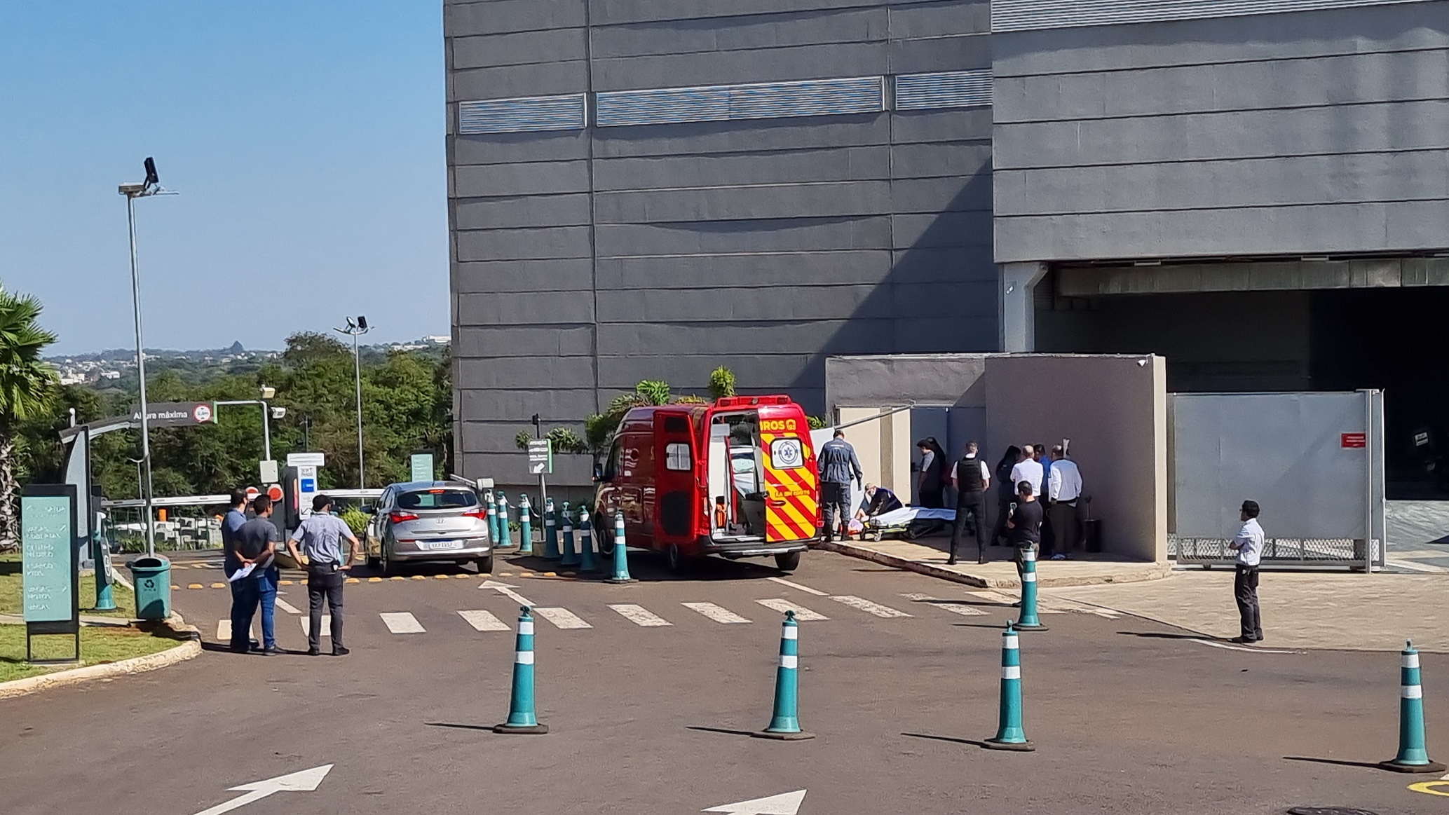Volvo bate em estrutura de estacionamento, que quebra e atinge mulher em Shopping