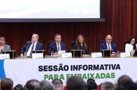 Presidente do TSE defende urna eletrônica em reunião com embaixadores