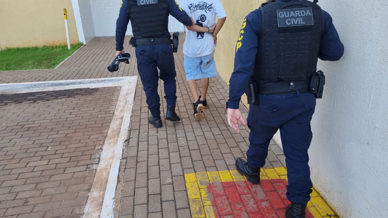 Guarda Civil Patrimonial acaba com “festa” na Rodoviária e jovem é detido