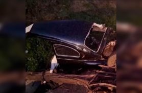 Fusca fica partido ao meio após grave colisão na PRC-280
