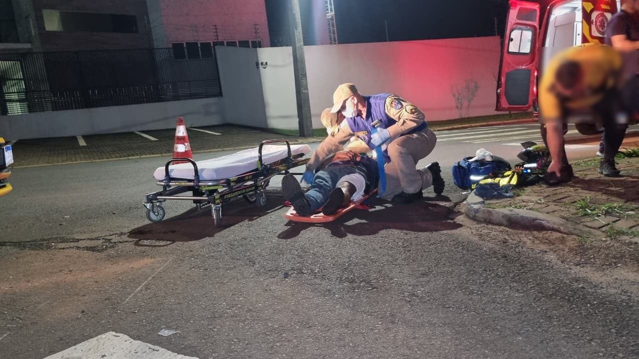 Motociclista fica ferido em acidente na Avenida Barão do Rio Branco