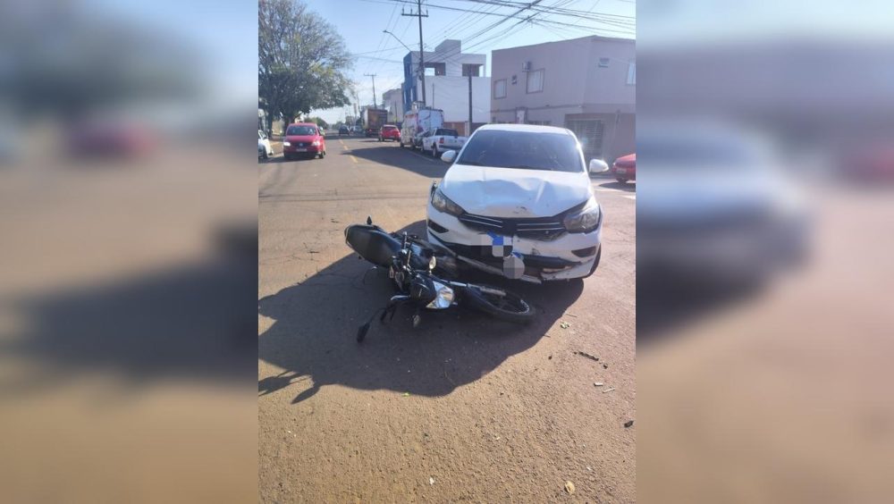 Motociclista fica ferido após colisão frontal entre carro e moto Imagem referente a Motociclista fica ferido após colisão frontal entre carro e moto