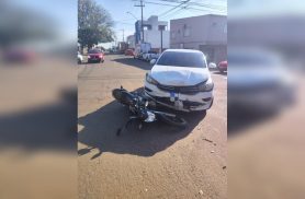 Motociclista fica ferido após colisão frontal entre carro e moto