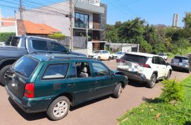 Motorista deixa local de engavetamento e veículo é recolhido no bairro Country