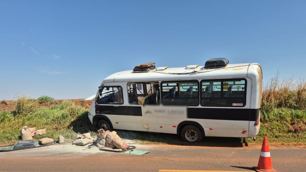 Ônibus tomba na PR-540 e deixa três feridos Imagem referente a Ônibus tomba na PR-540 e deixa três feridos
