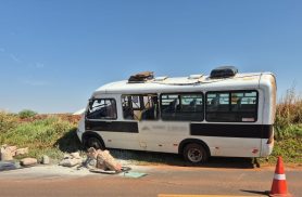 Ônibus tomba na PR-540 e deixa três feridos