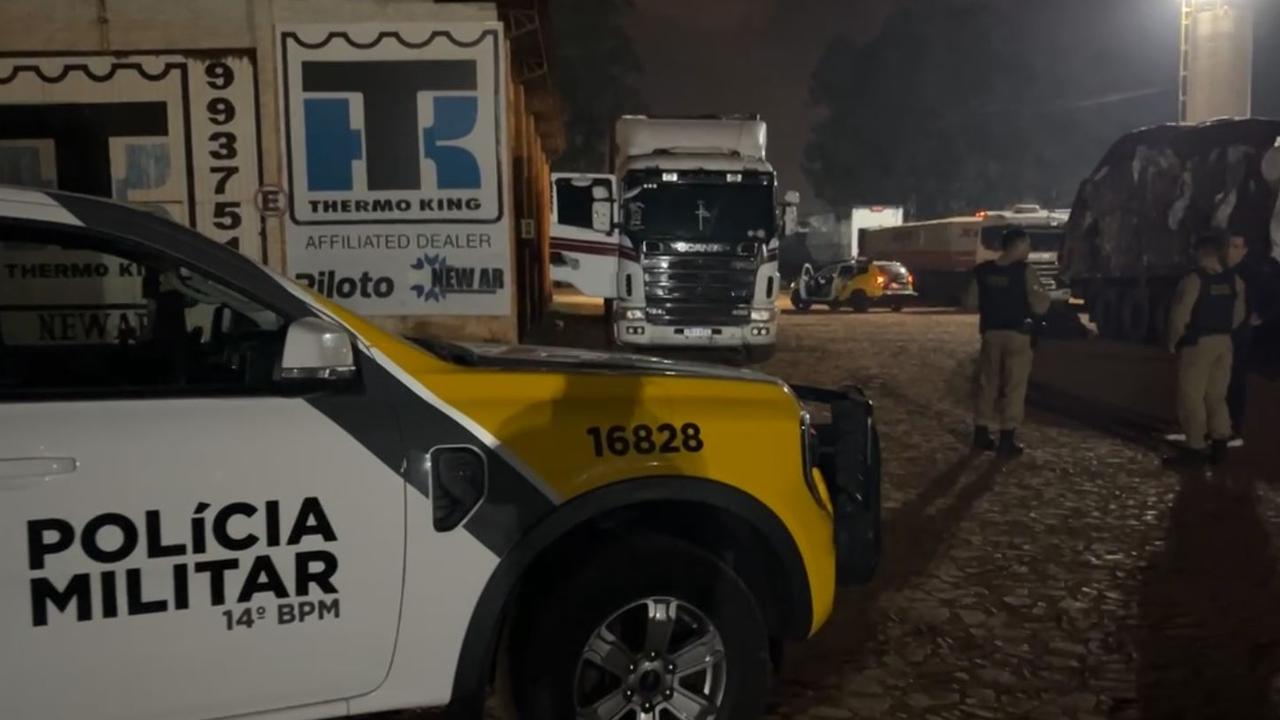 Imagem referente a Caminhoneiro é encontrado morto dentro de carreta em pátio de posto de Combustíveis