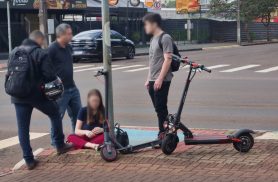Jovem fica ferida após acidente entre moto e patinete elétrico na Avenida Brasil