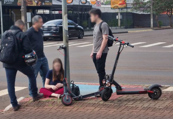 Jovem fica ferida após acidente entre moto e patinete elétrico na Avenida Brasil