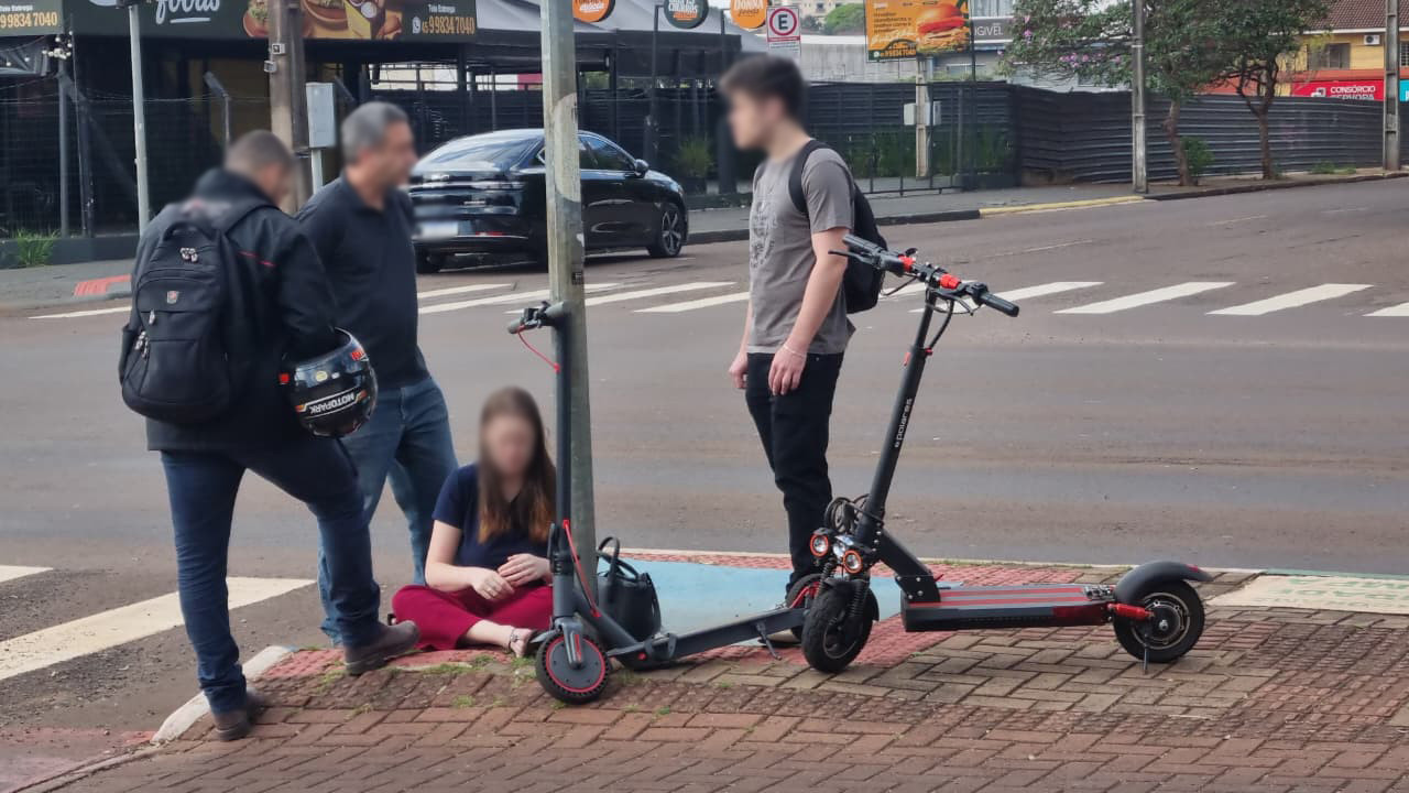 Jovem fica ferida após acidente entre moto e patinete elétrico na Avenida Brasil
