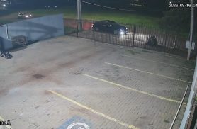 Câmera registra acidente e carro que teria atingido Ford Ka deixando o local em Cascavel