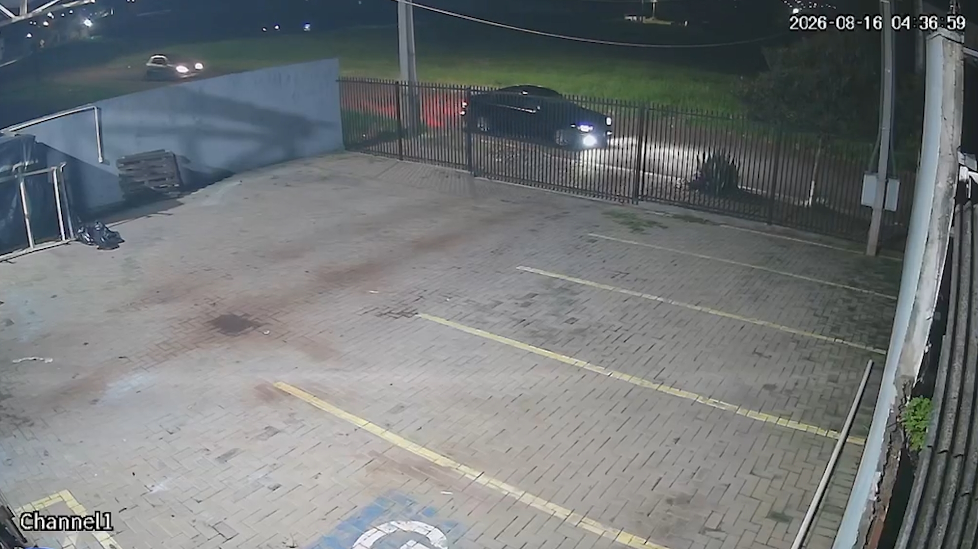 Câmera registra acidente e carro que teria atingido Ford Ka deixando o local em Cascavel
