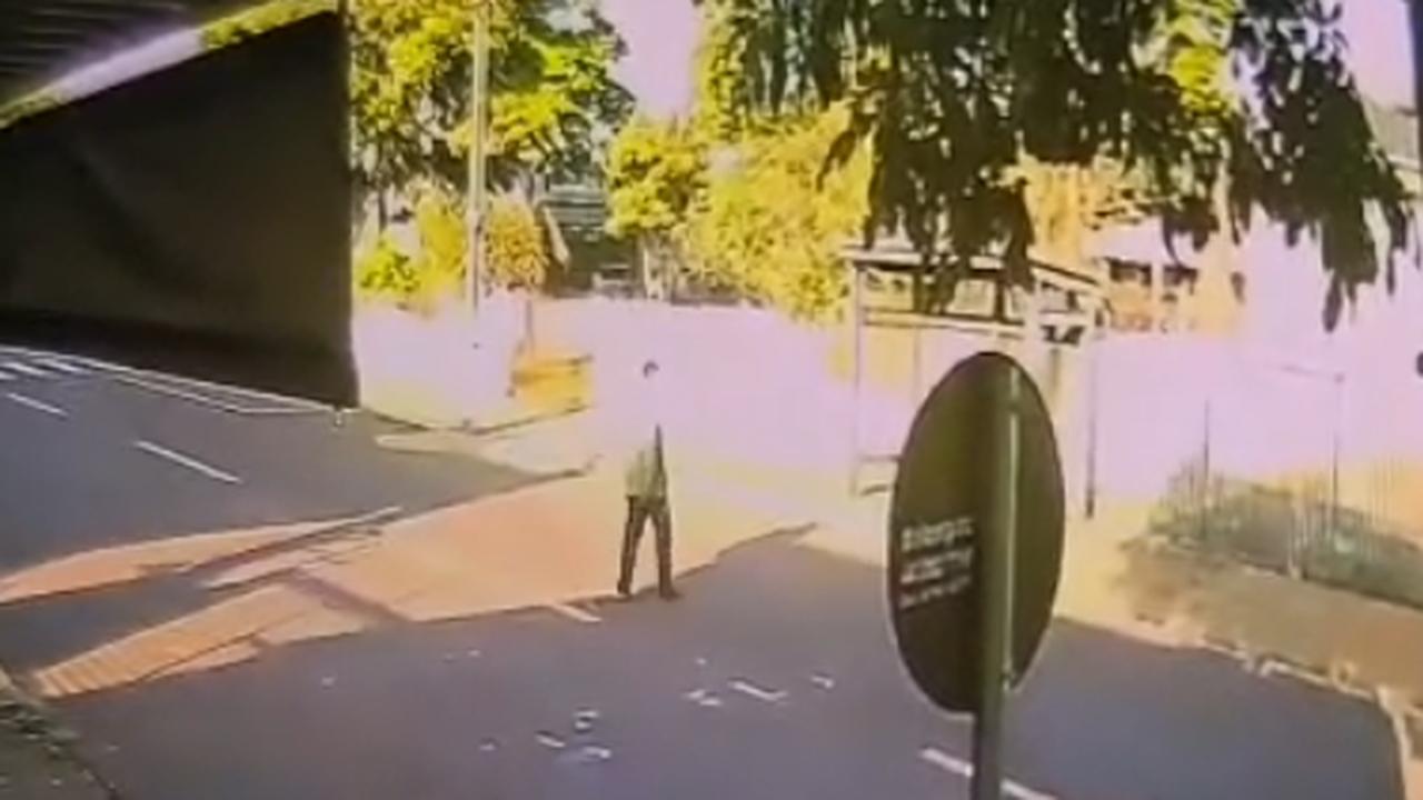 Vídeo registra ação de homem que danificou ponto de ônibus no Interlagos