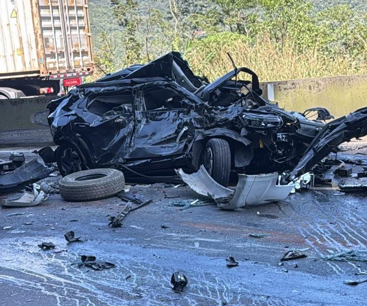 Engavetamento deixa dois mortos e interdita totalmente BR-277 em Morretes