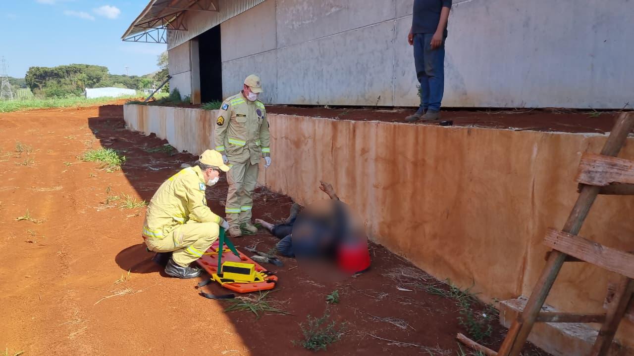 Trabalhador sofre queda de 4 metros em obra na área rural de Cascavel