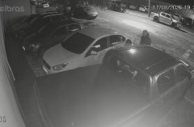 Veja momento em que dupla furta Hilux durante a noite em Cascavel