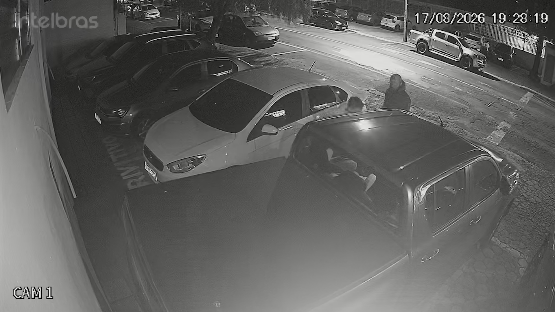 Veja momento em que dupla furta Hilux durante a noite em Cascavel