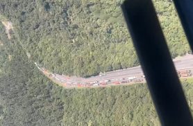 Imagens aéreas mostram dimensão de engavetamento que deixou dois mortos na BR-277