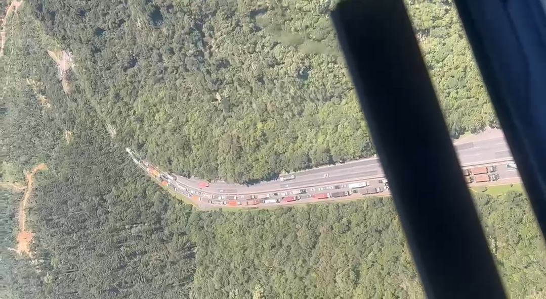 Imagens aéreas mostram dimensão de engavetamento que deixou dois mortos na BR-277