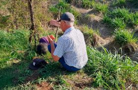 Pai se emociona ao encontrar corpo do filho morto na BR-163, em Cascavel