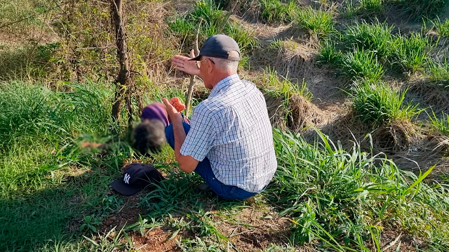 Pai se emociona ao encontrar corpo do filho morto na BR-163, em Cascavel