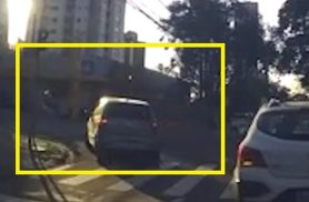 Câmera veicular registra momento em que idosa é atropelada