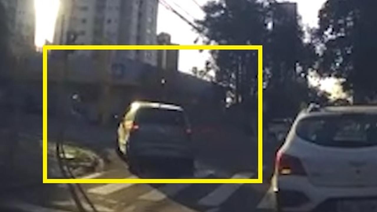 Câmera veicular registra momento em que idosa é atropelada