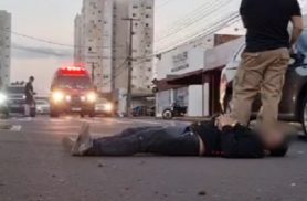 Motociclista de 23 anos fica ferido após batida com carro no Centro de Cascavel