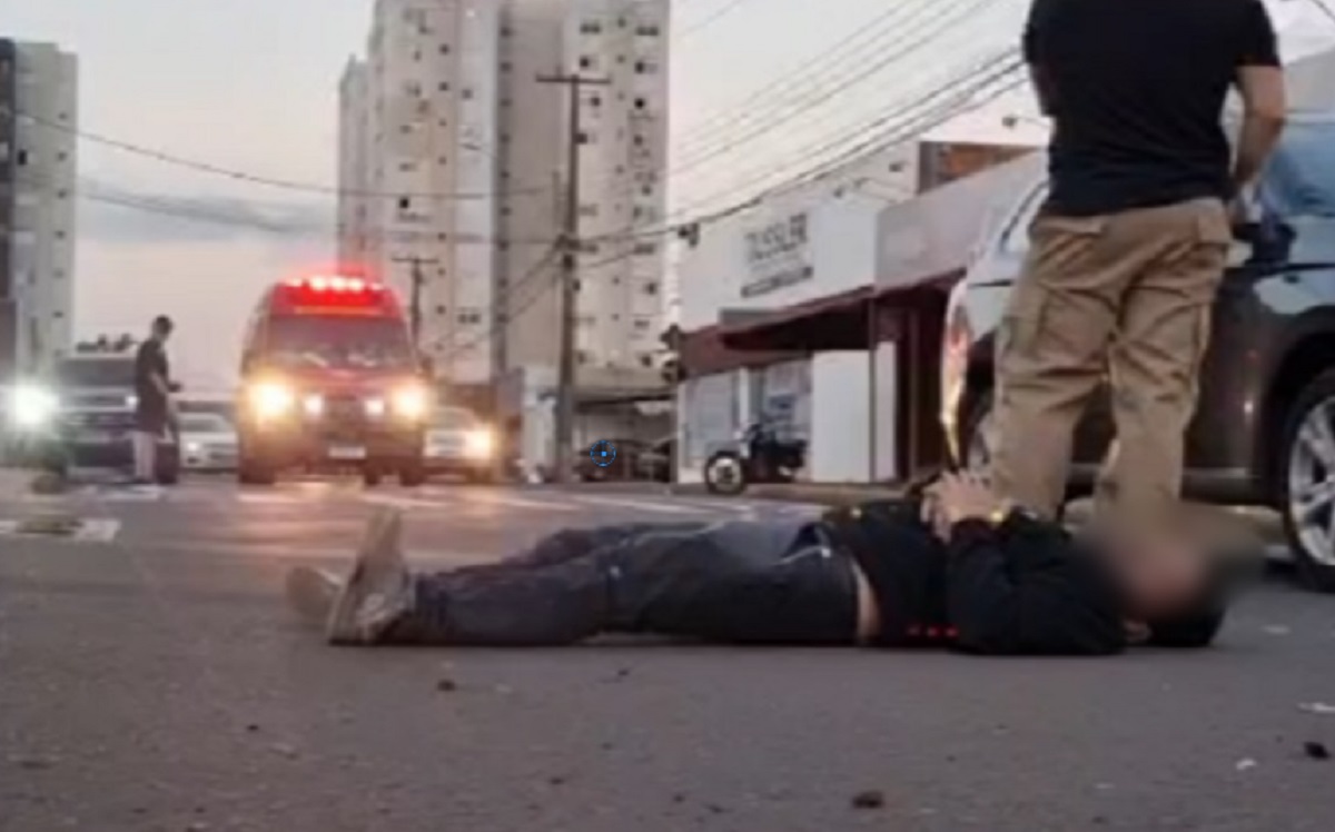Motociclista de 23 anos fica ferido após batida com carro no Centro de Cascavel
