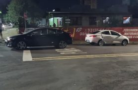 Colisão entre HB20 e Cruze deixa veículos danificados no Centro de Cascavel