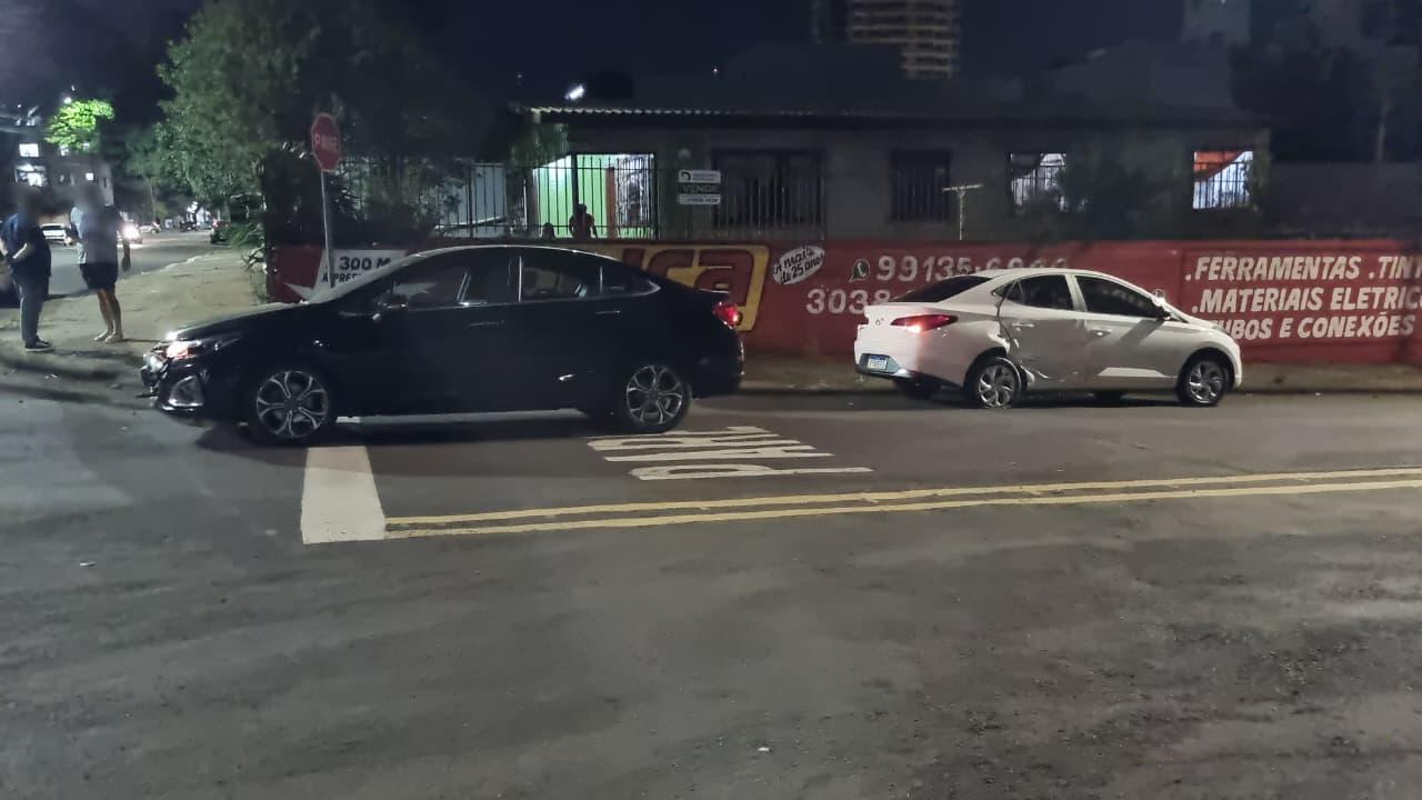 Colisão entre HB20 e Cruze deixa veículos danificados no Centro de Cascavel