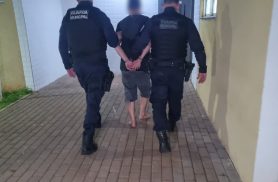 Homem é detido por manter esposa e filhos em cárcere privado e reagir a abordagem com facão