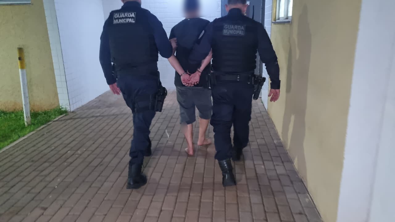 Homem é detido por manter esposa e filhos em cárcere privado e reagir a abordagem com facão