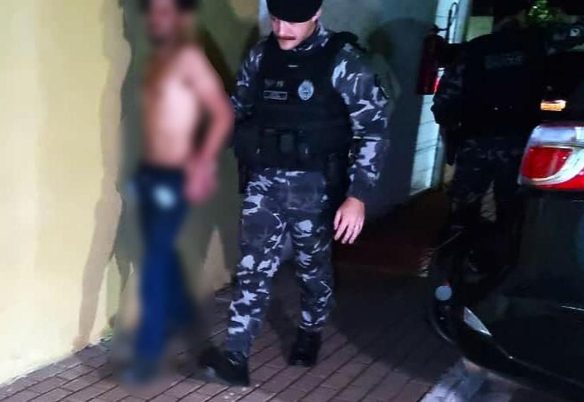 Homem de 32 anos é detido após confusão com esposa, enteada e vizinho no Brasmadeira